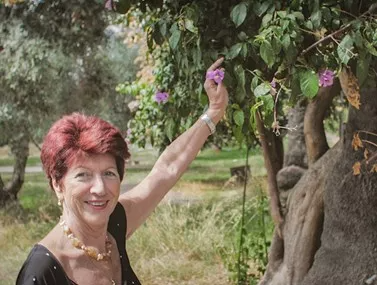 una persona in possesso di un telefono cellulare