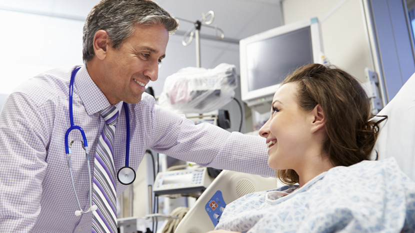 Arts die aan patiënt spreekt