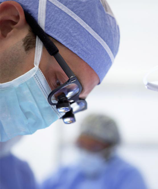 maske takan bir cerrah