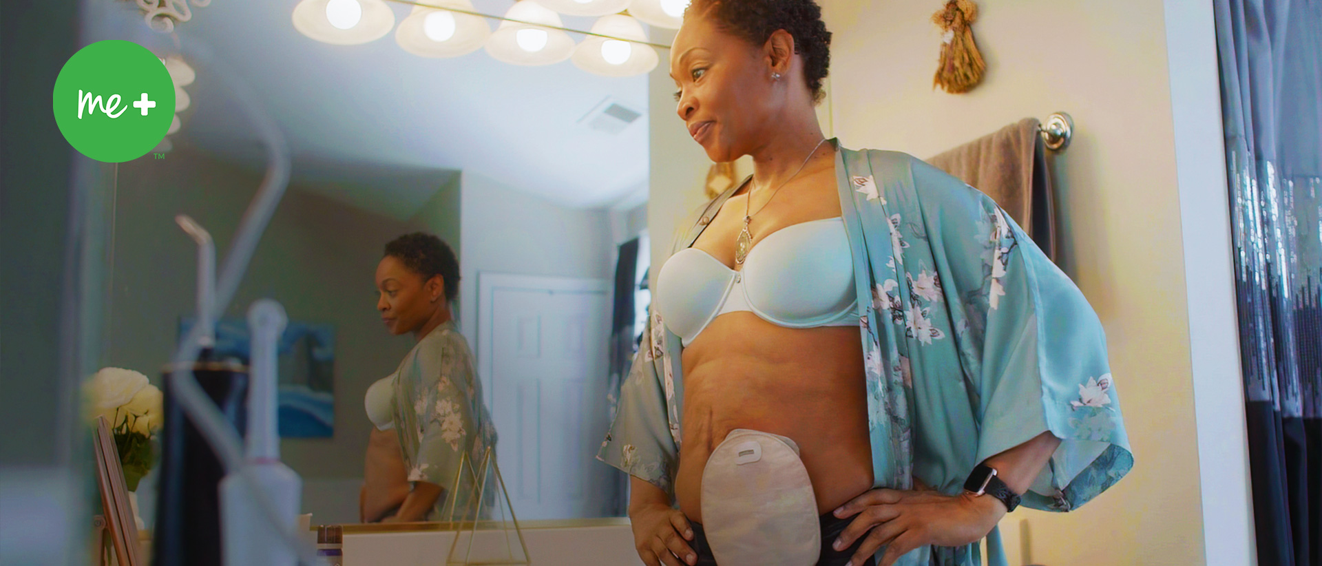 una persona in camicia blu