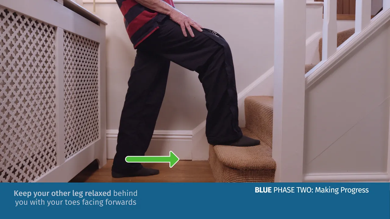 en person, der går på trapper