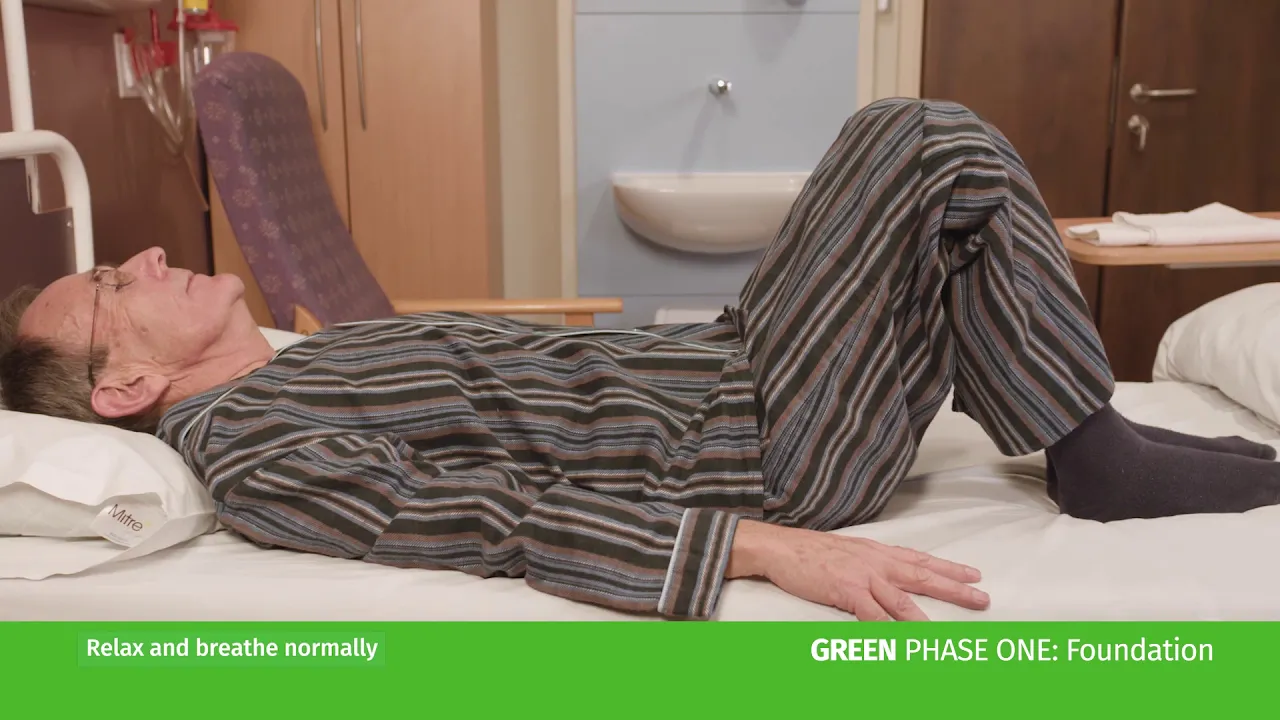 en person, der ligger på en seng