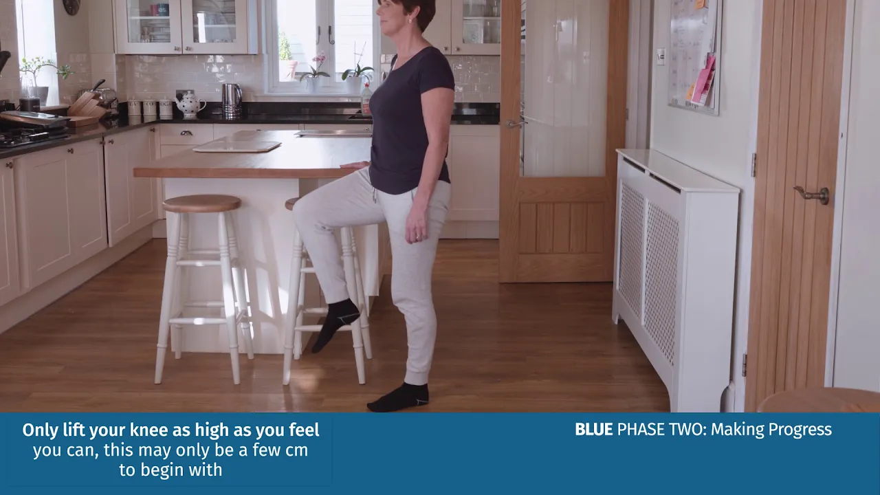 en person, der står i et køkken