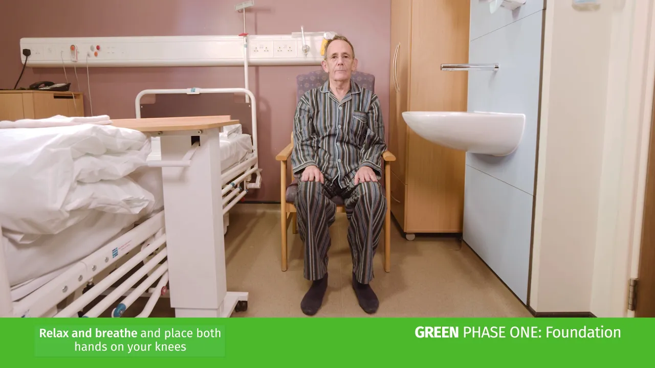 en mand, der sidder på en stol