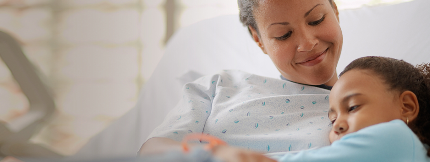 En kvinna som omfamnar ett barn