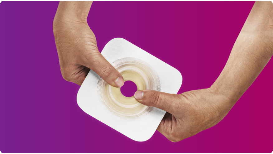 ruce držící základní desku Convatec Mouldable Technology