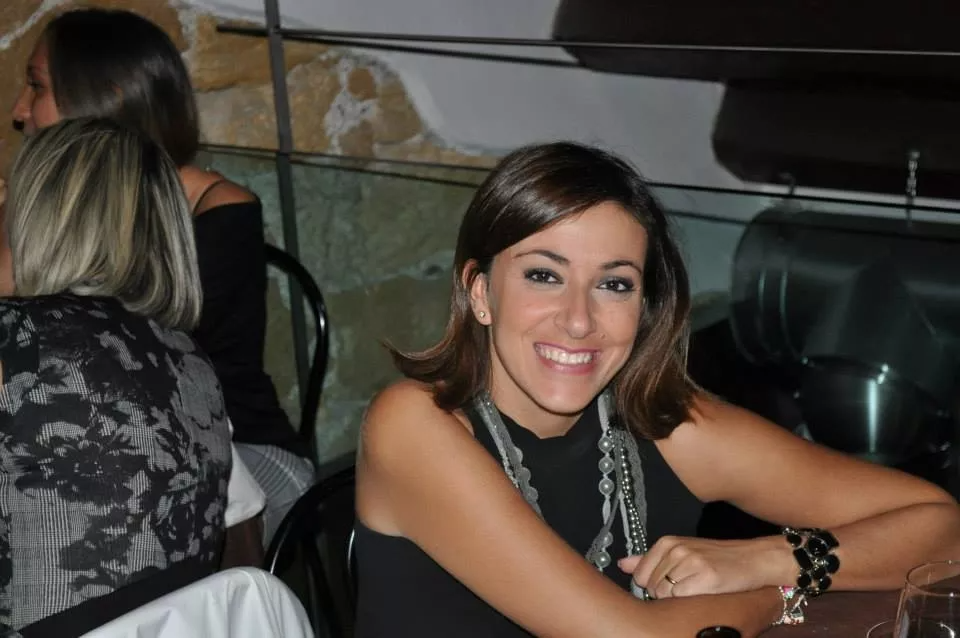 una donna seduta a un tavolo