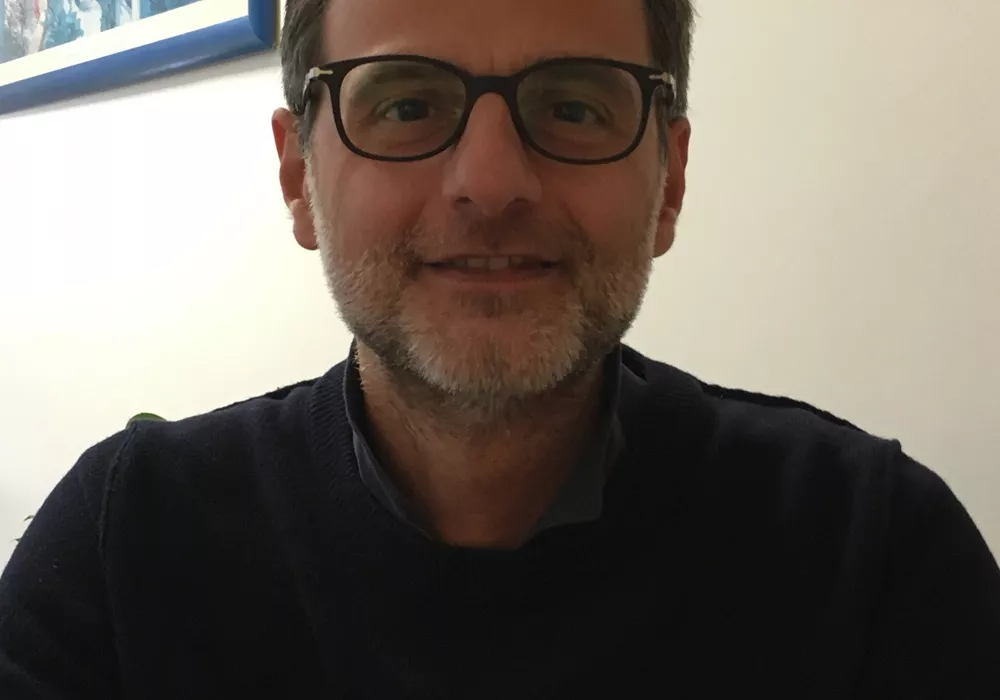 Un uomo che porta gli occhiali