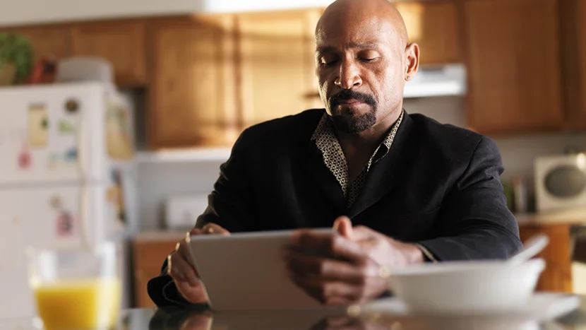 En man som använder en surfplatta