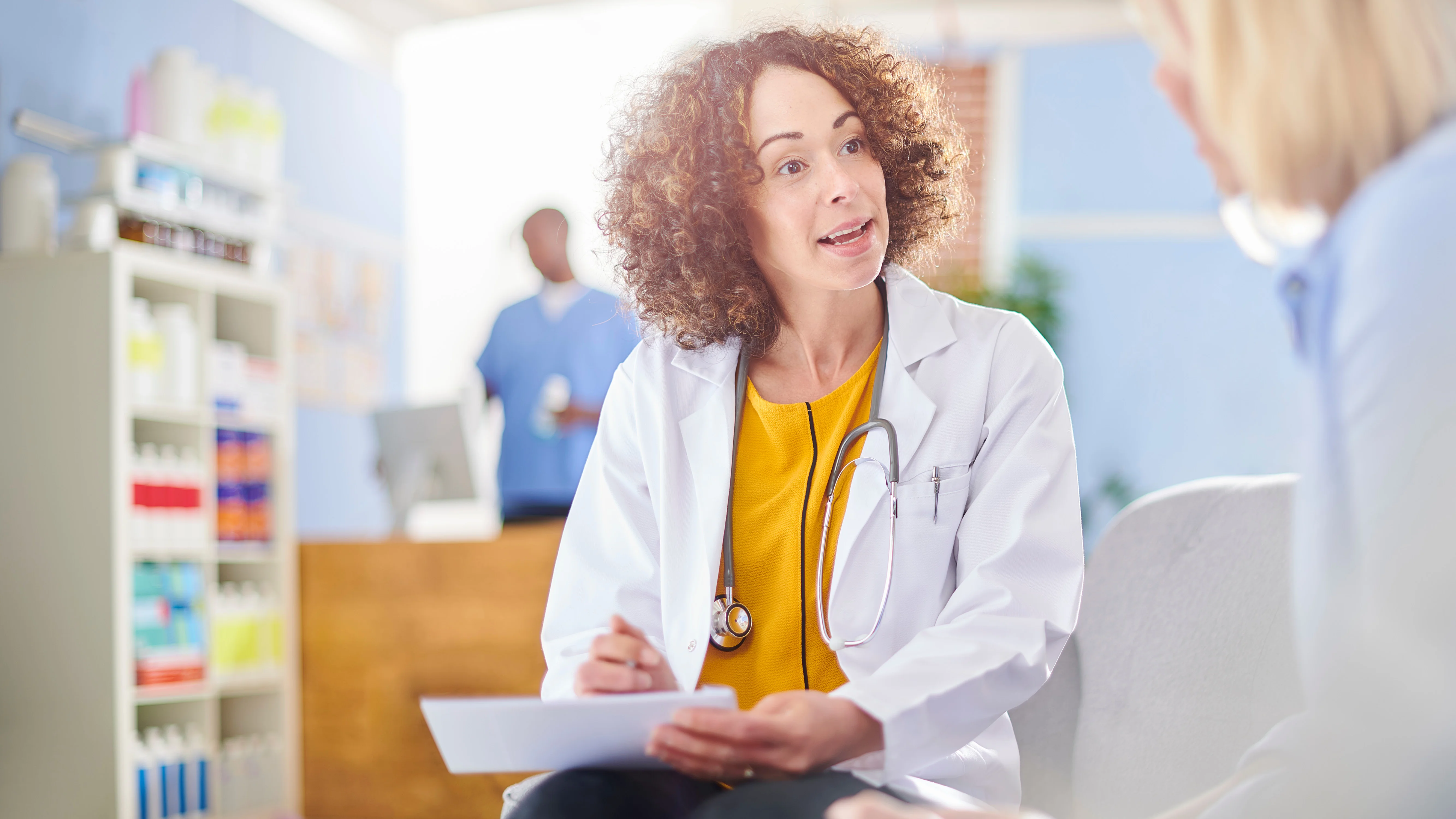 človek v bielom plášti