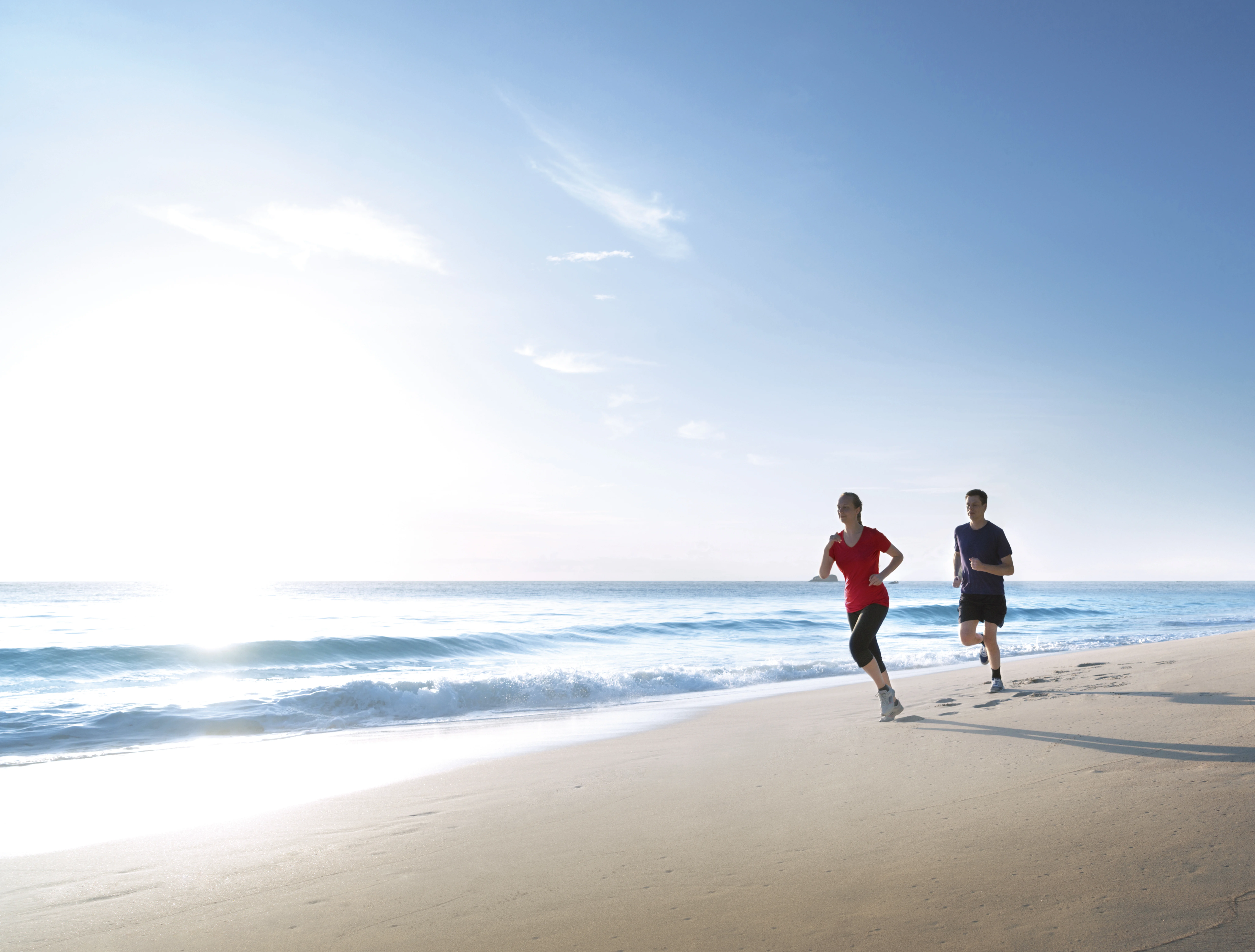 ビーチを走る2人