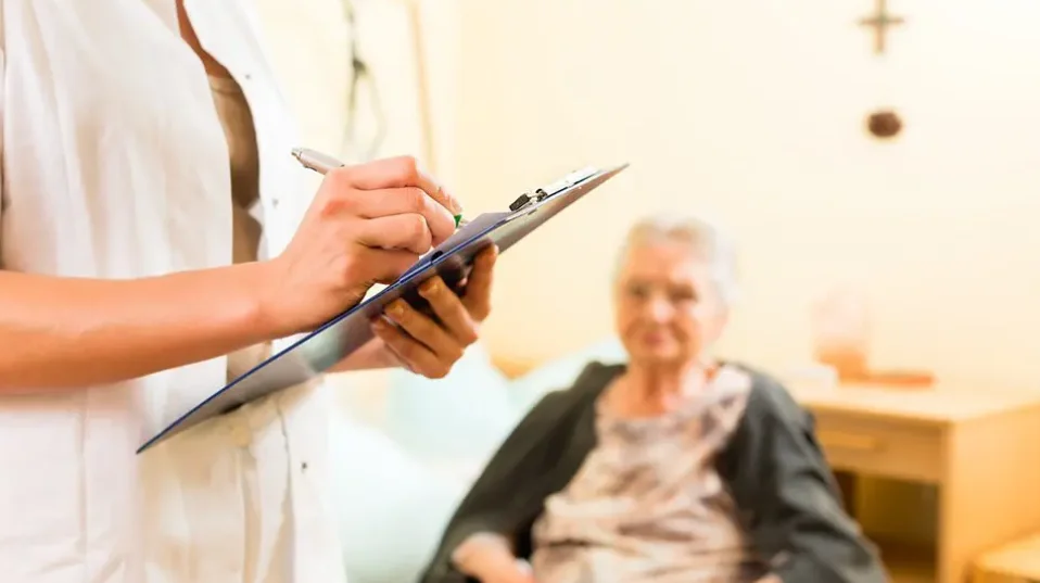 Ein Arzt, der den Blutdruck eines Patienten überprüft