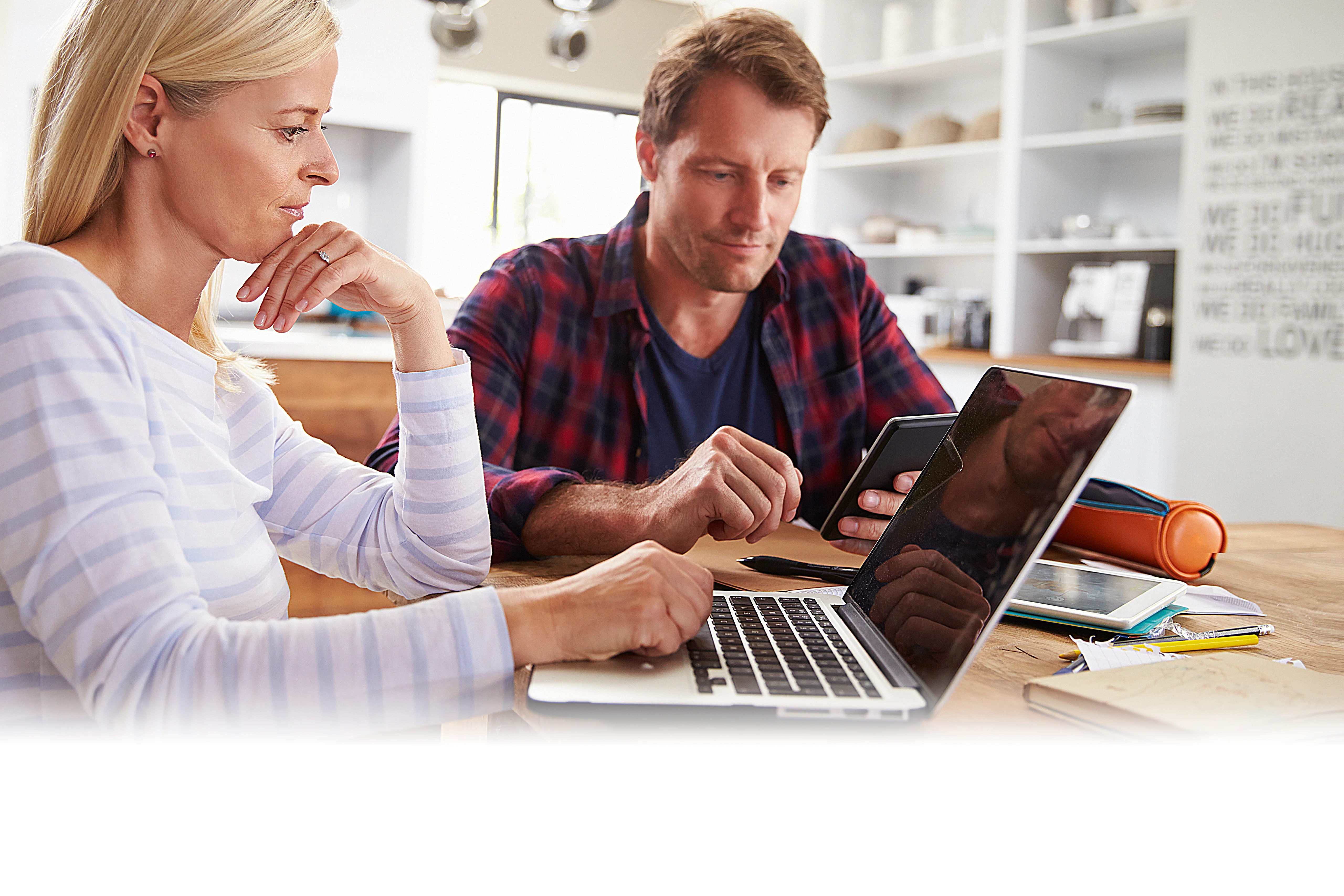 Dva lidé u počítače