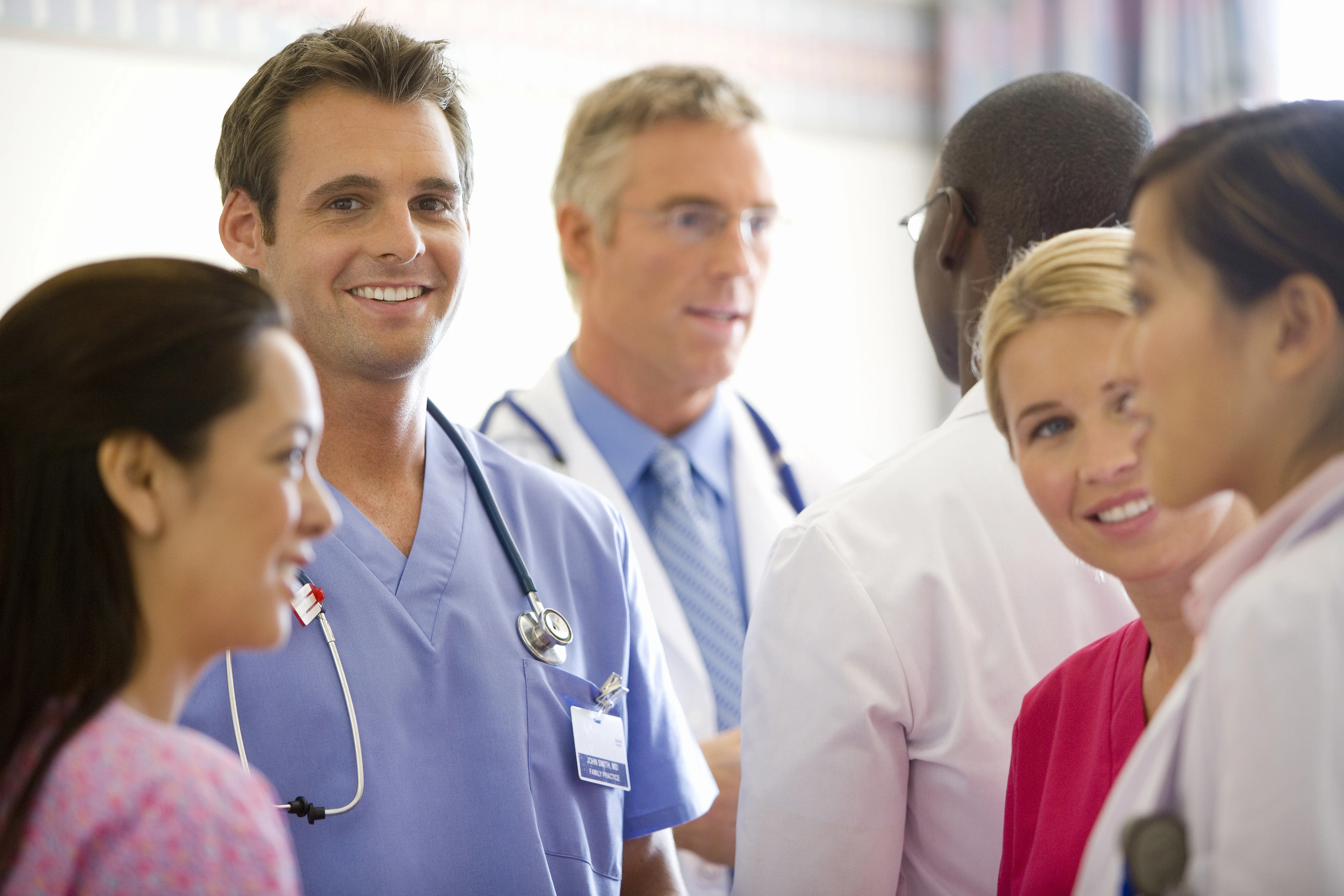 Eine Gruppe von Menschen in einer Diskussion