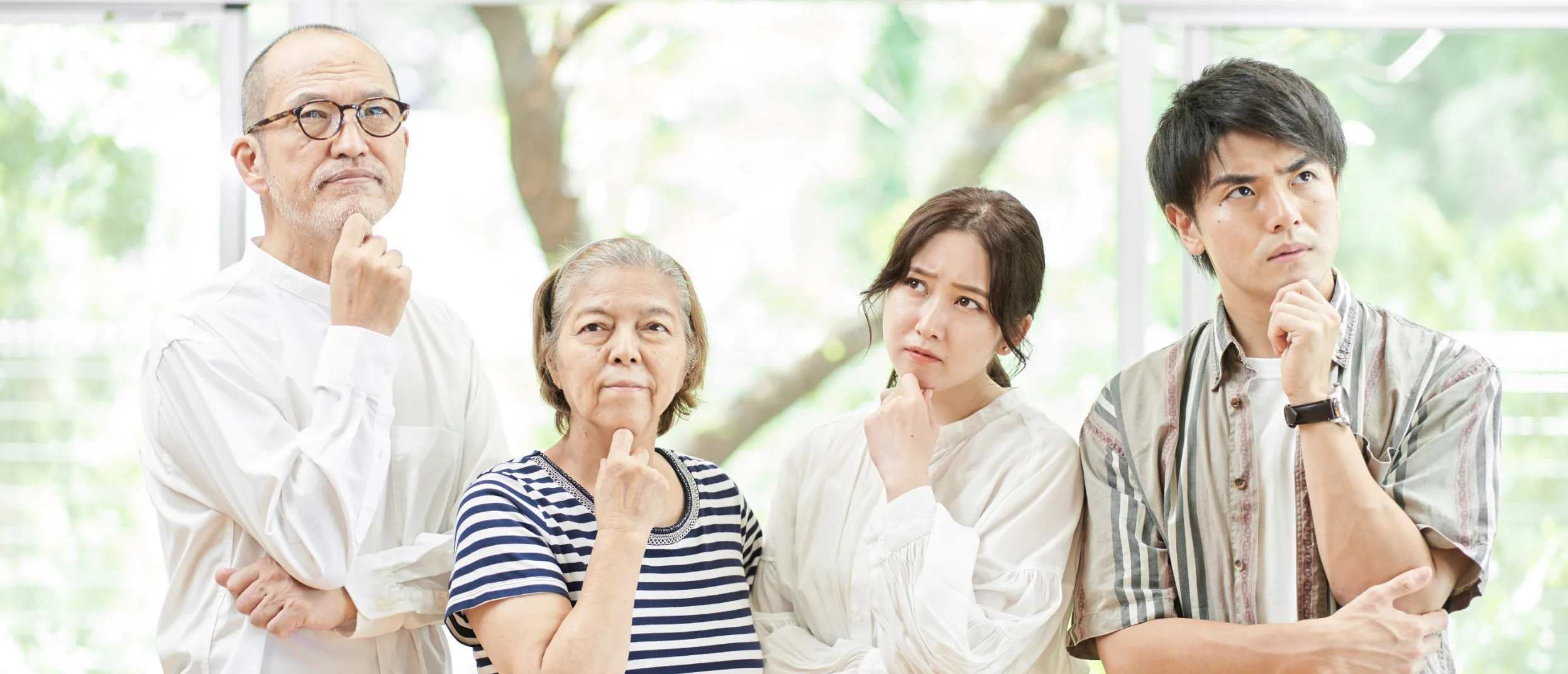 写真のポーズをとる人々のグループ