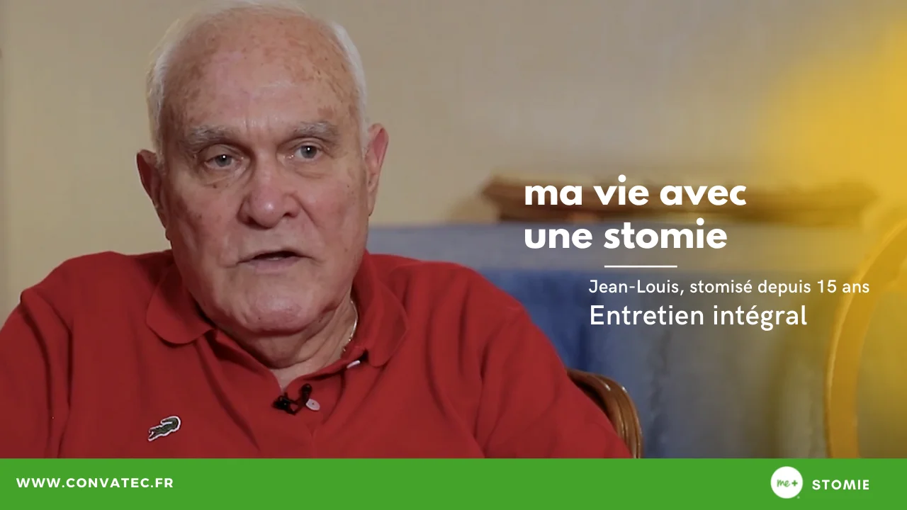 Een man in een rood shirt