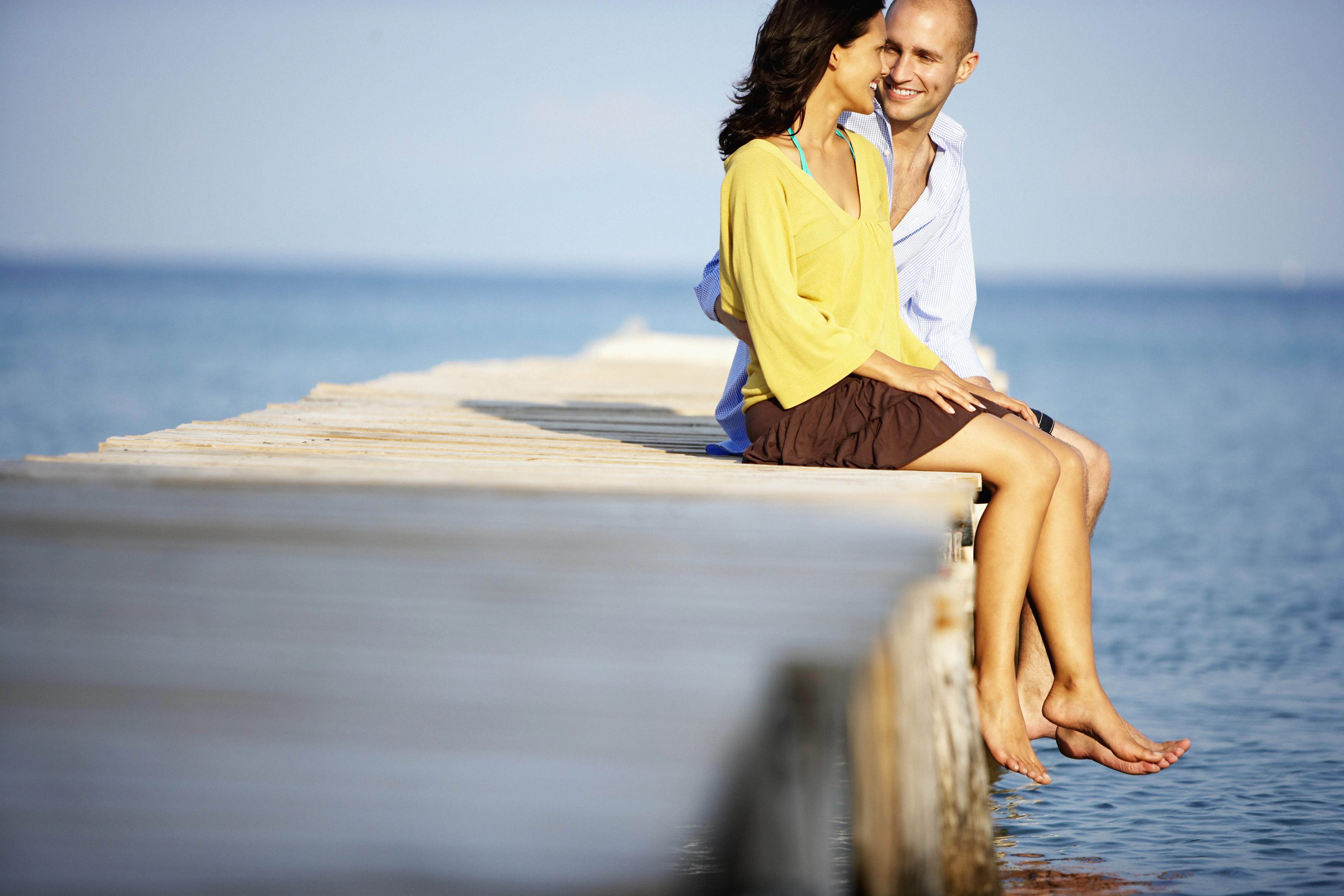 Una donna seduta su un cannone