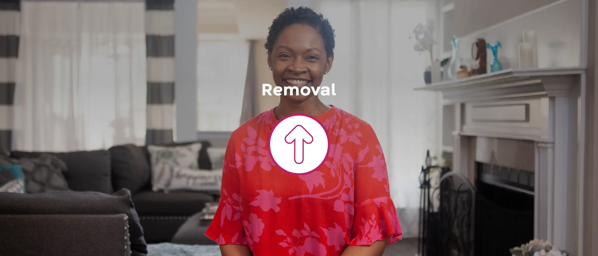 Glimlachende vrouw die gemakkelijke en steekvrije verwijdering van het opvangsysteem bevordert.