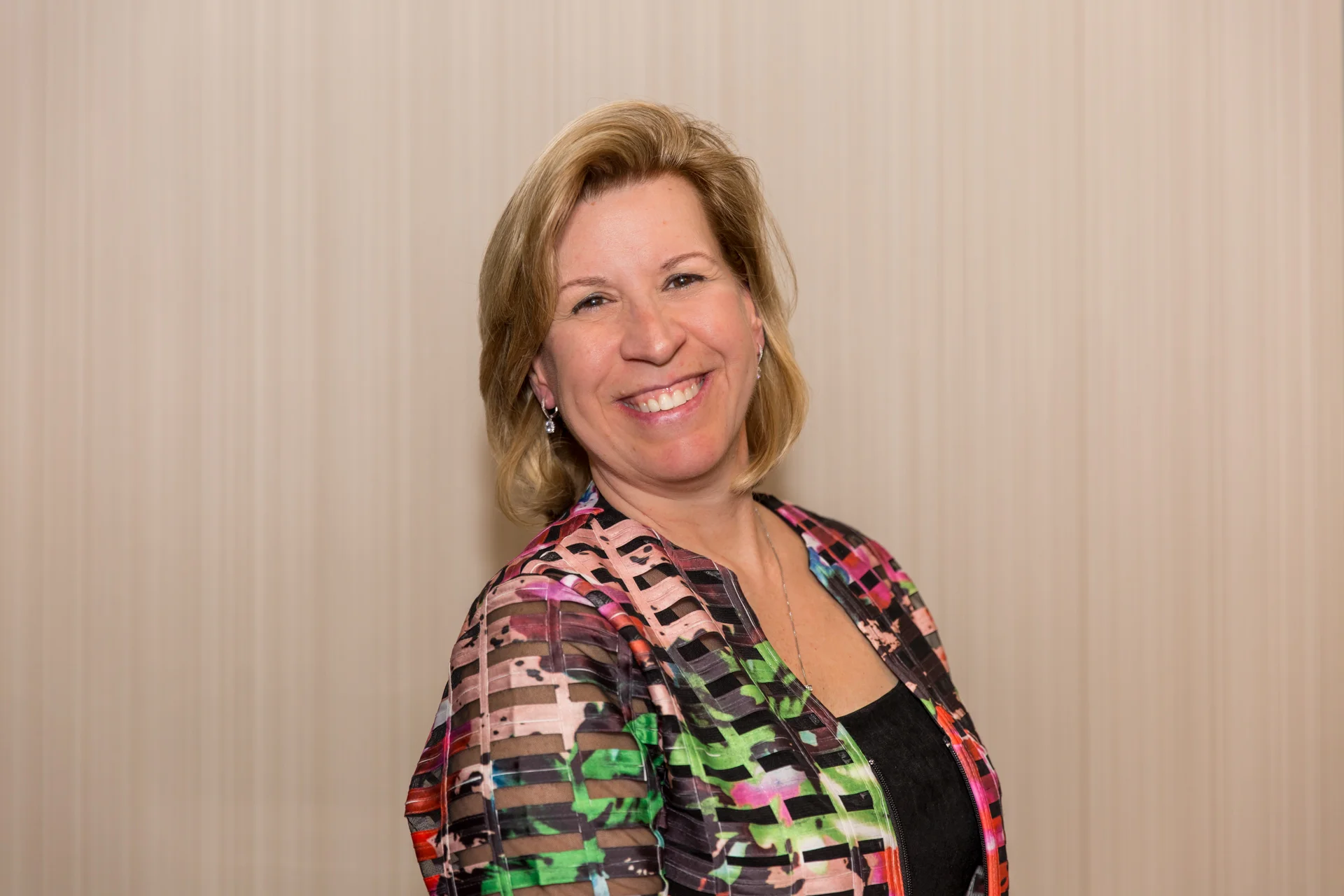 uma pessoa sorrindo para a câmera