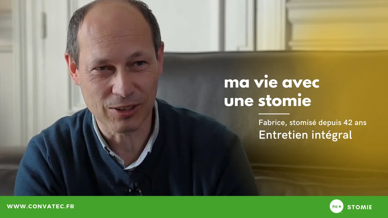 Een man in een zwart overhemd