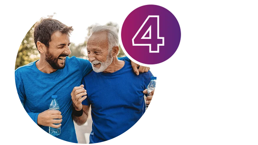 un paio di uomini che tengono in mano bottiglie d'acqua