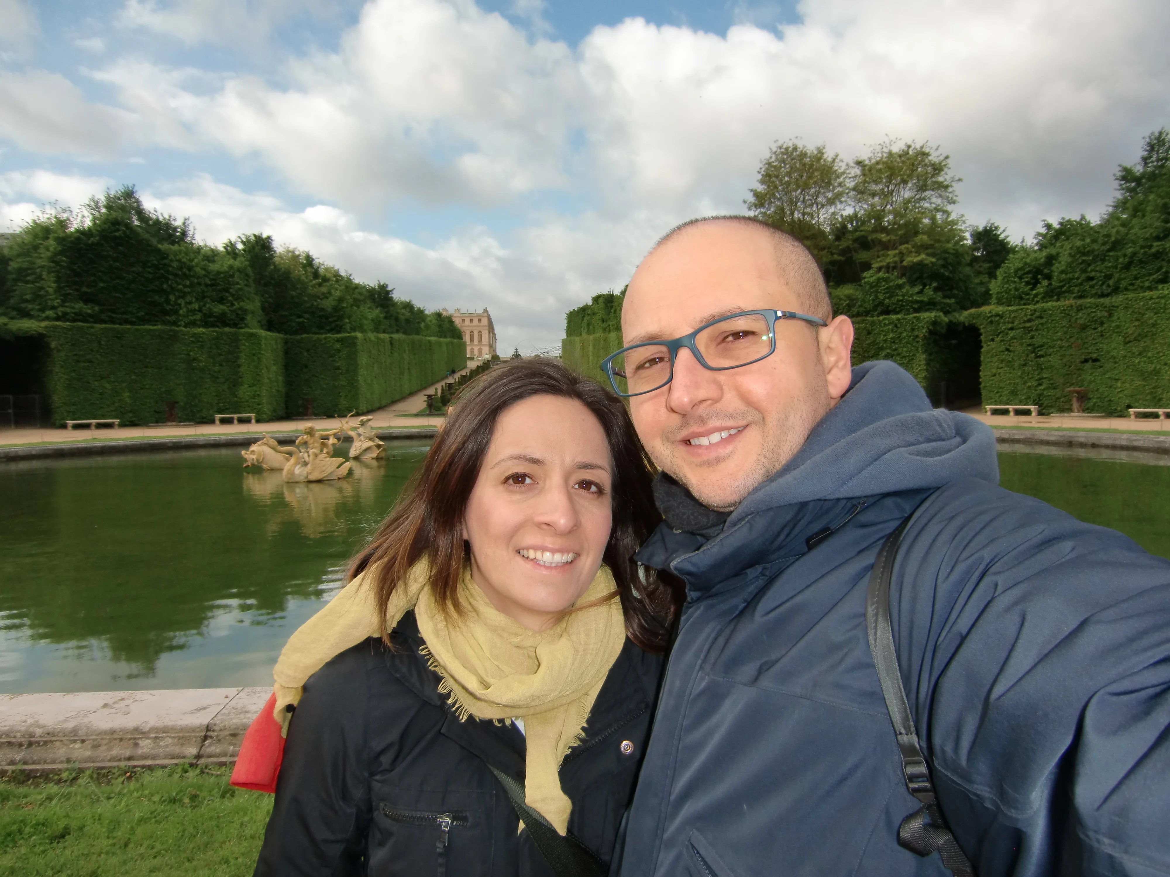 Un uomo e una donna in posa per una foto vicino a uno stagno