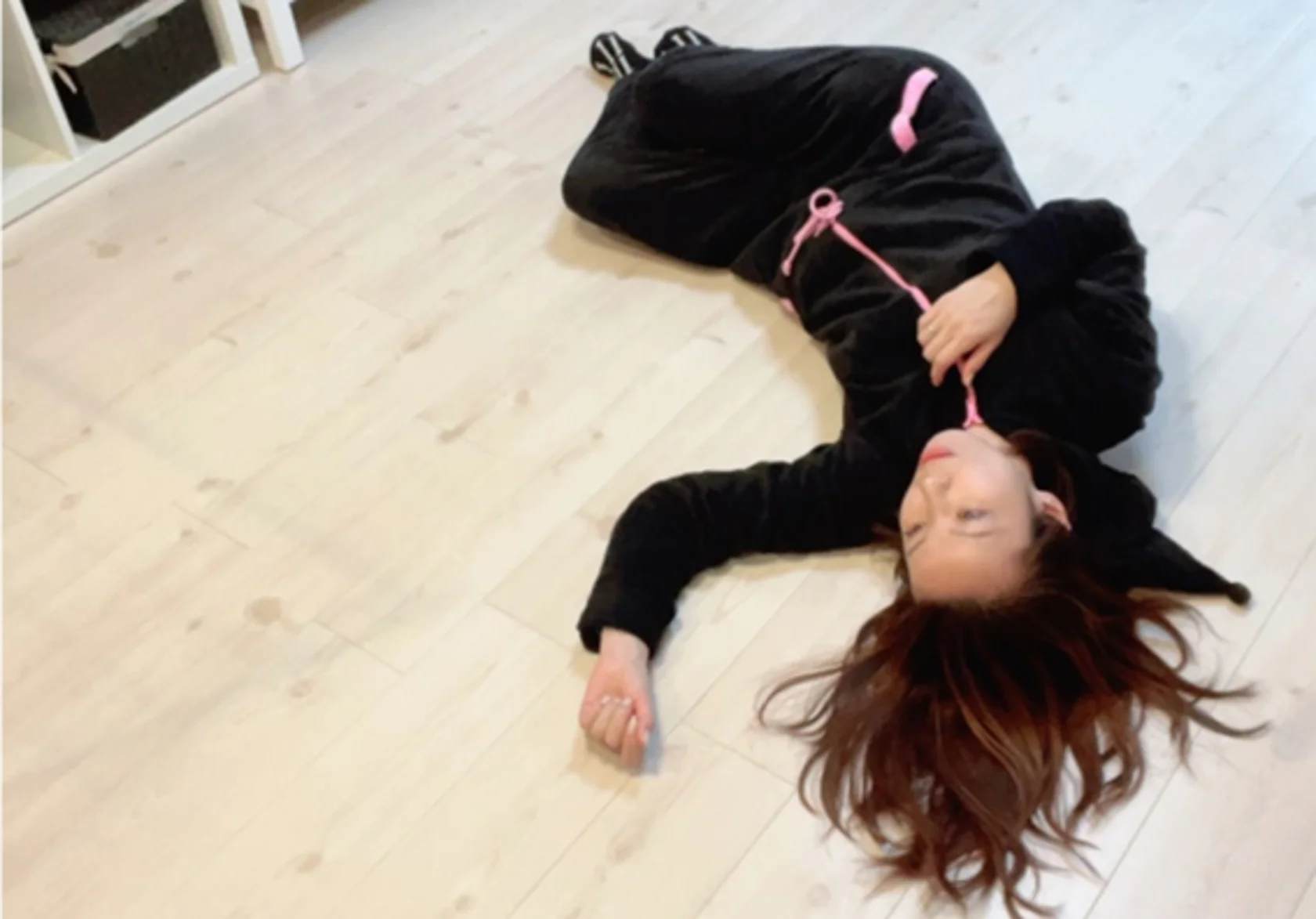 床に横たわる女性