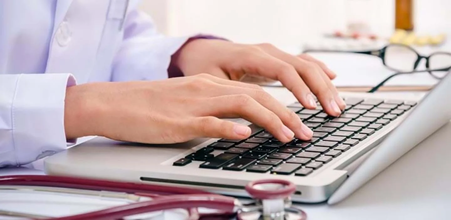 Eine Person, die auf einem Laptop tippt