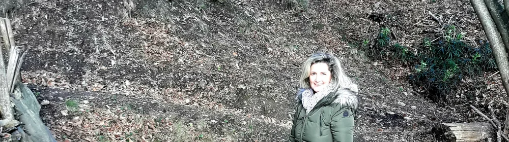 una persona in un cappotto verde