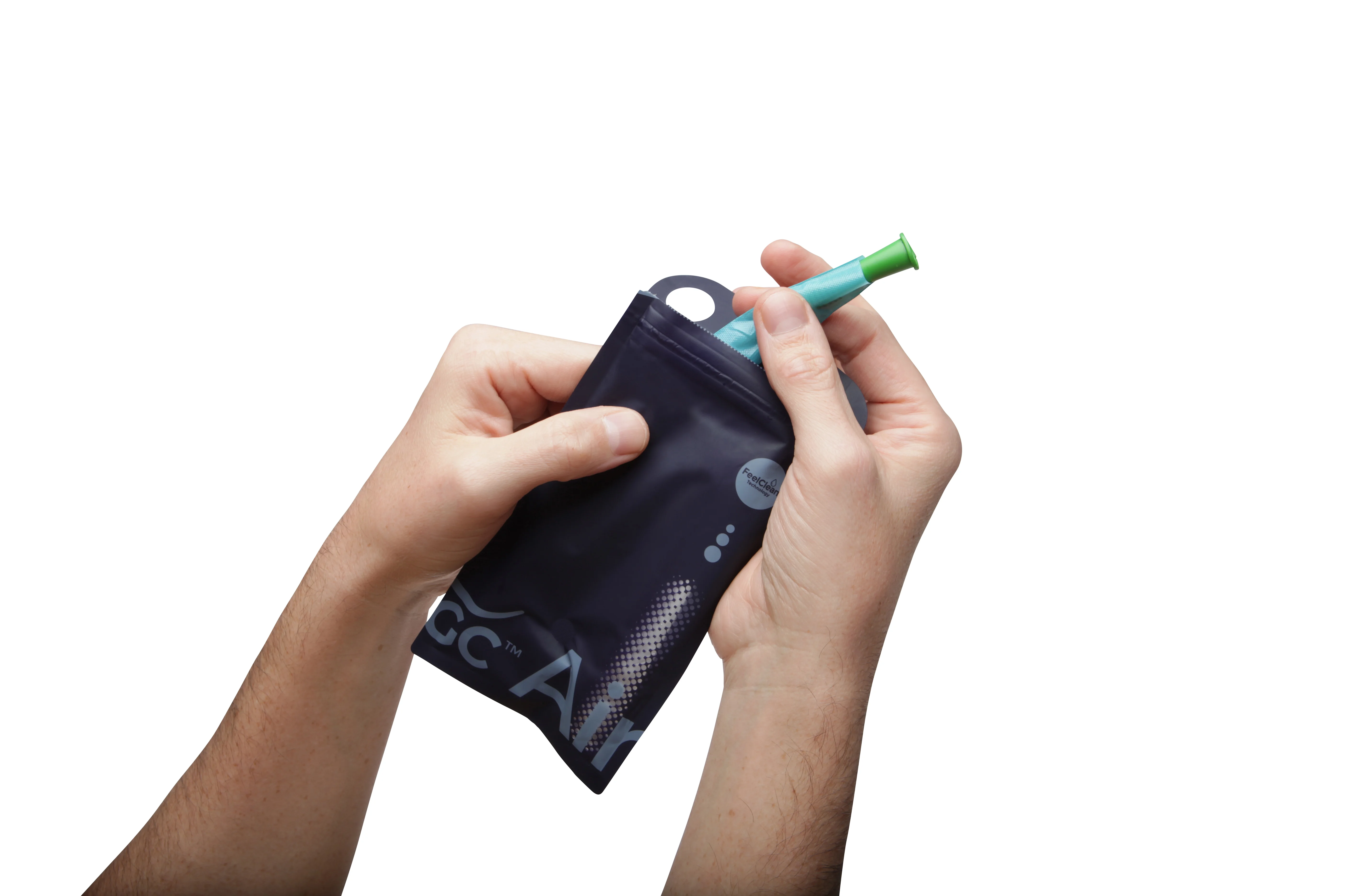 une personne tenant un appareil noir