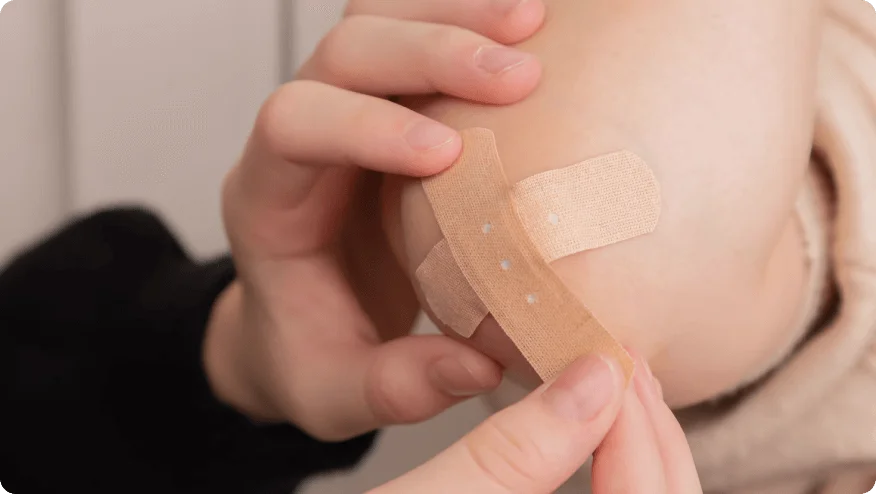 een persoon die een houten blok vasthoudt