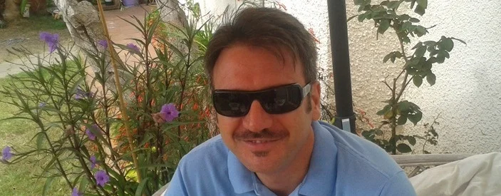 Un uomo che porta occhiali da sole