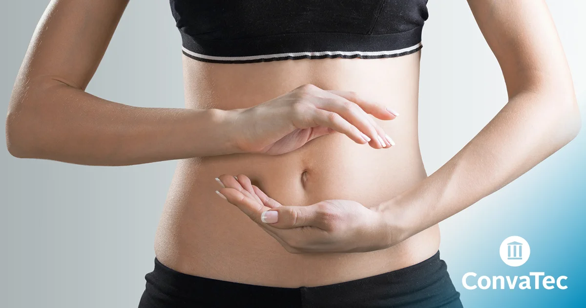 Una donna che tiene la sua pancia