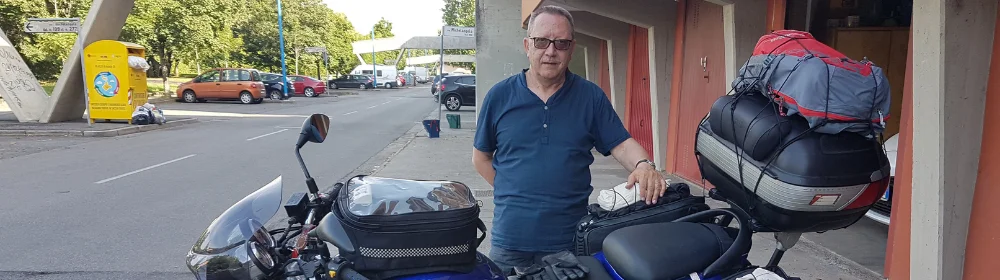 un uomo con un paio di bagagli