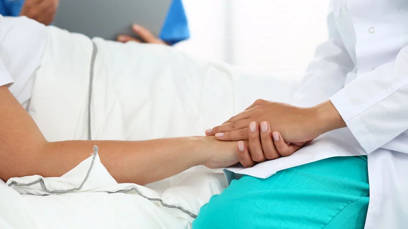 un gros plan de personnes se tenant la main