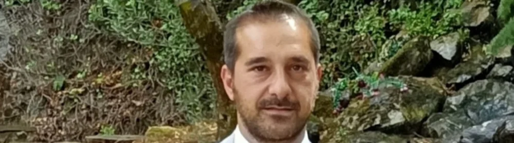 Un uomo in piedi davanti alle piante