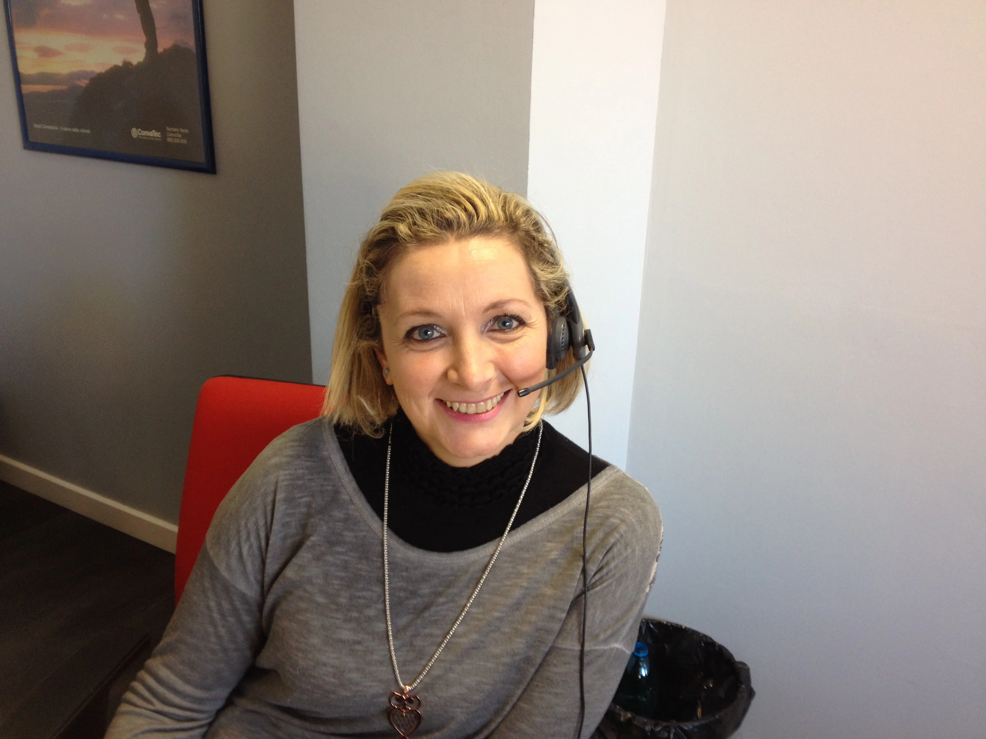 una donna che porta le cuffie