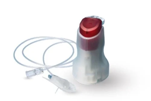 Un vaso de precipitados con una gorra roja