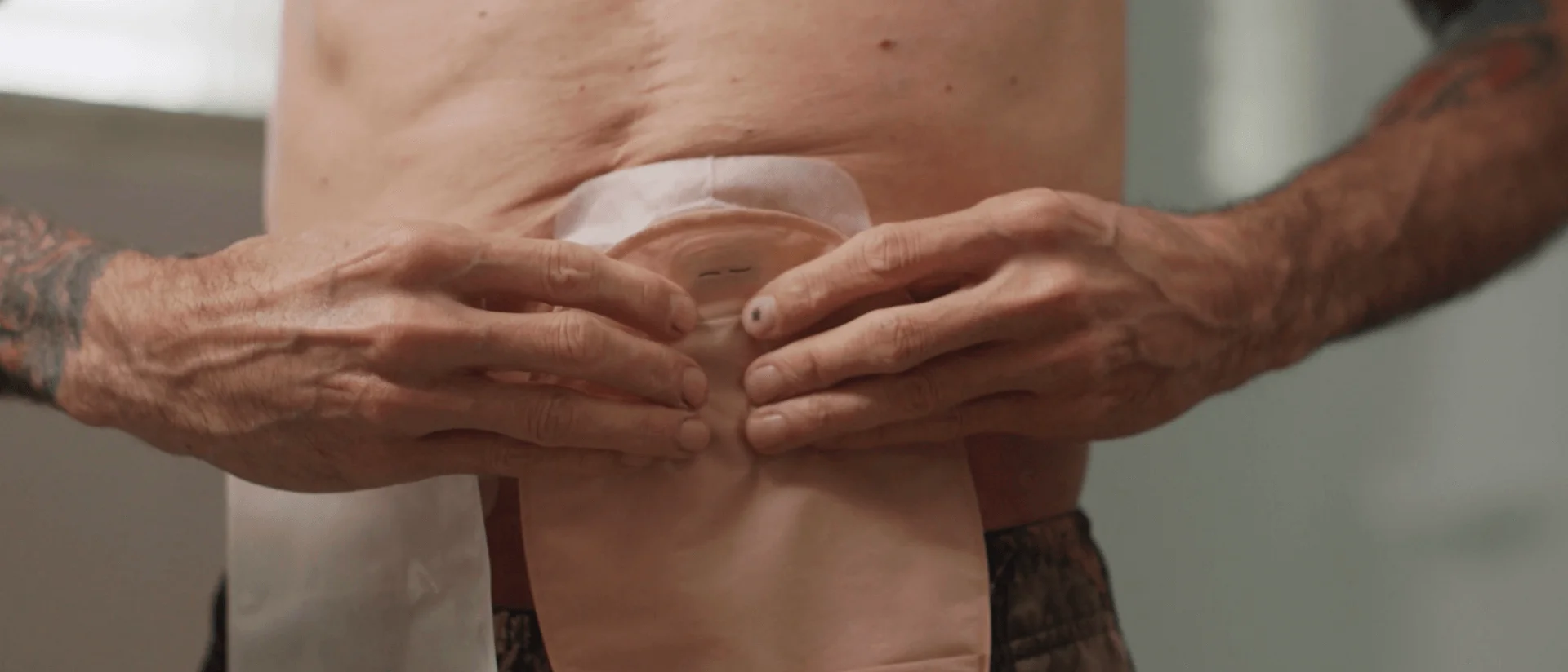 Een close-up van handen die een kop houden