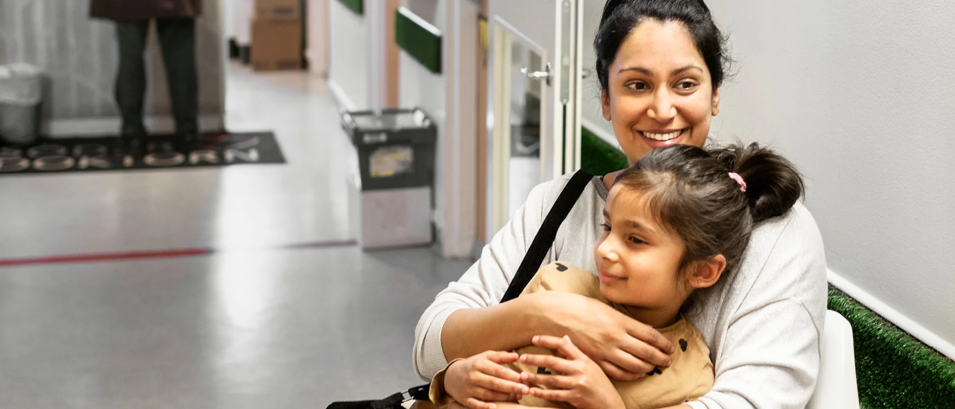 een persoon die een baby vasthoudt