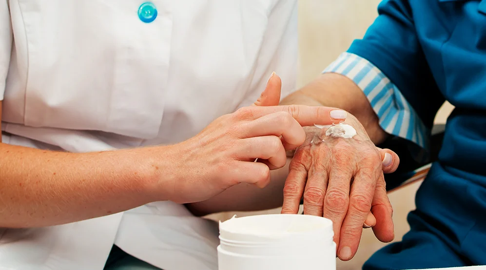 Ein Arzt, der die Hand eines Patienten hält