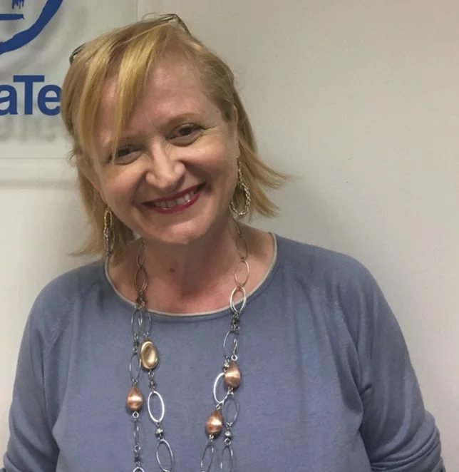 Una donna che sorride con una collana