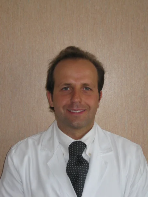 Un uomo in camicia bianca e cravatta