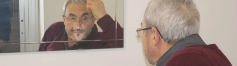 Un uomo che parla con un altro uomo