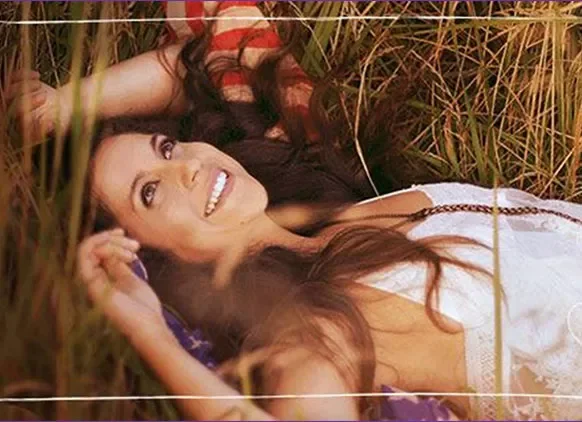 Eine Person, die auf einem Feld mit hohem Gras liegt