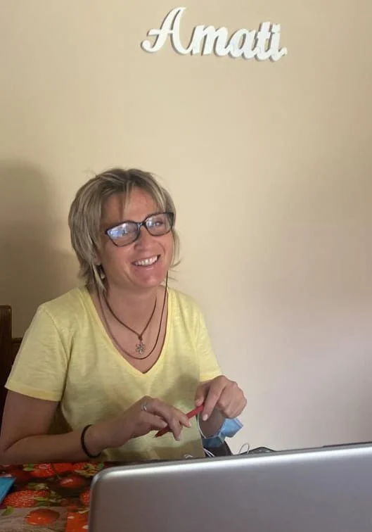 una donna seduta a un tavolo