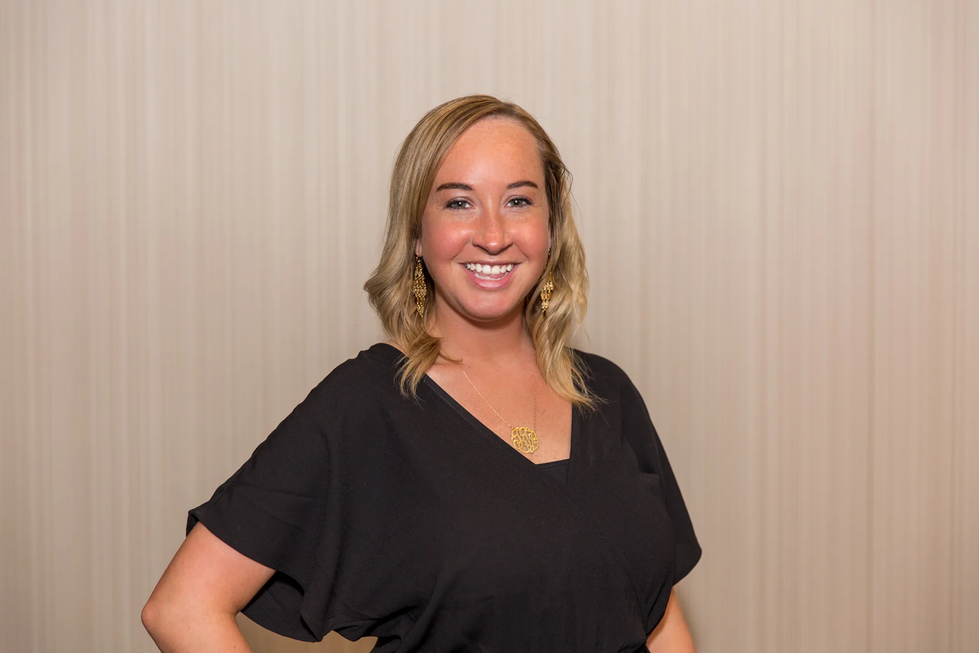 uma mulher sorrindo para a câmera