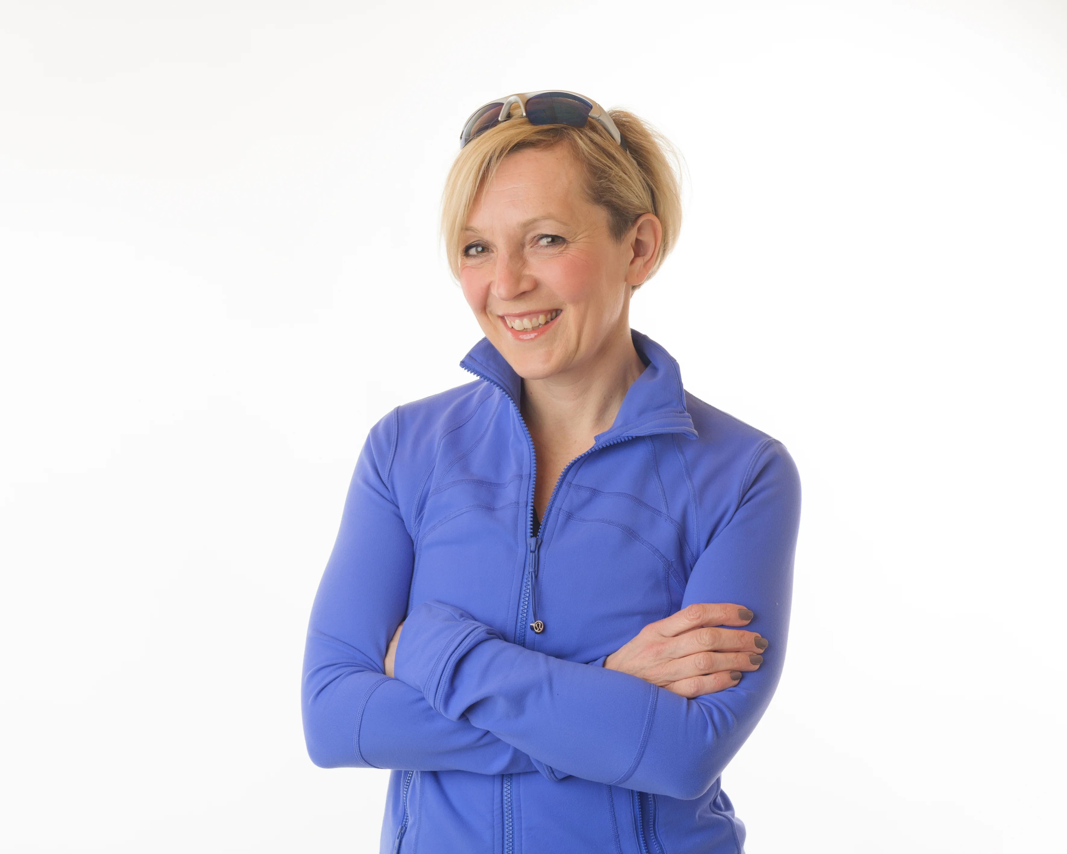 una persona con le braccia incrociate