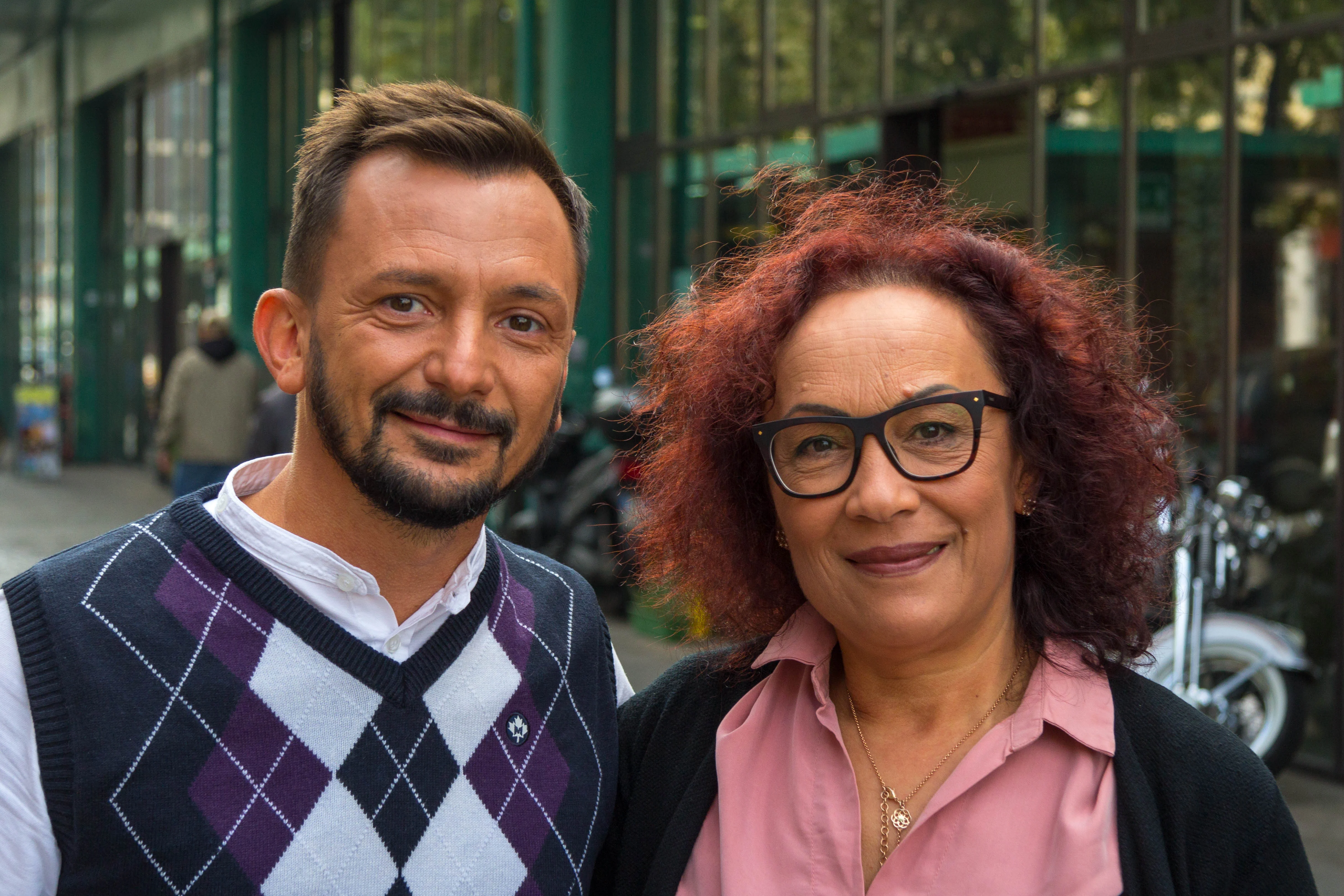 写真のポーズをとっている男性と女性