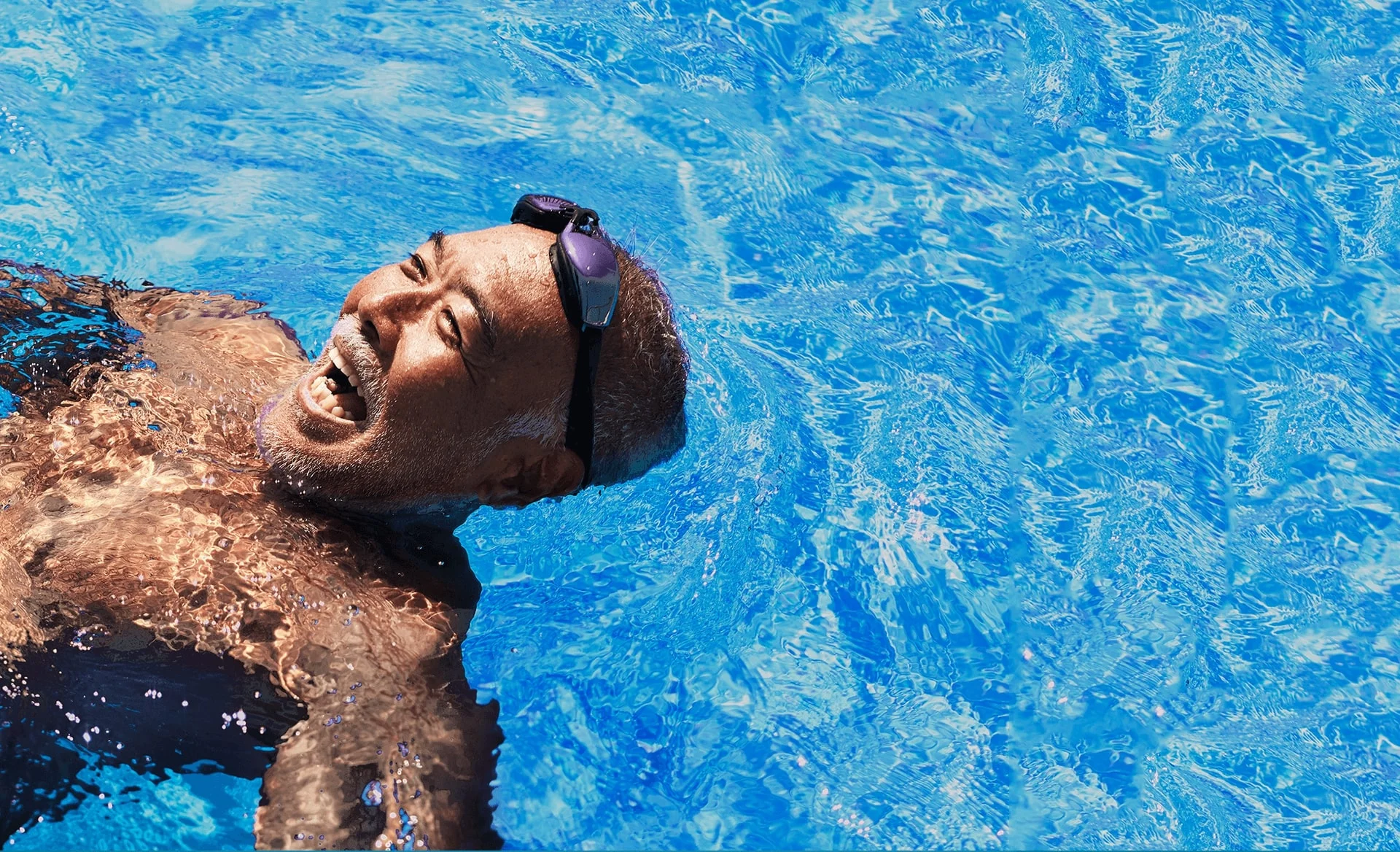 Muž v bazéne